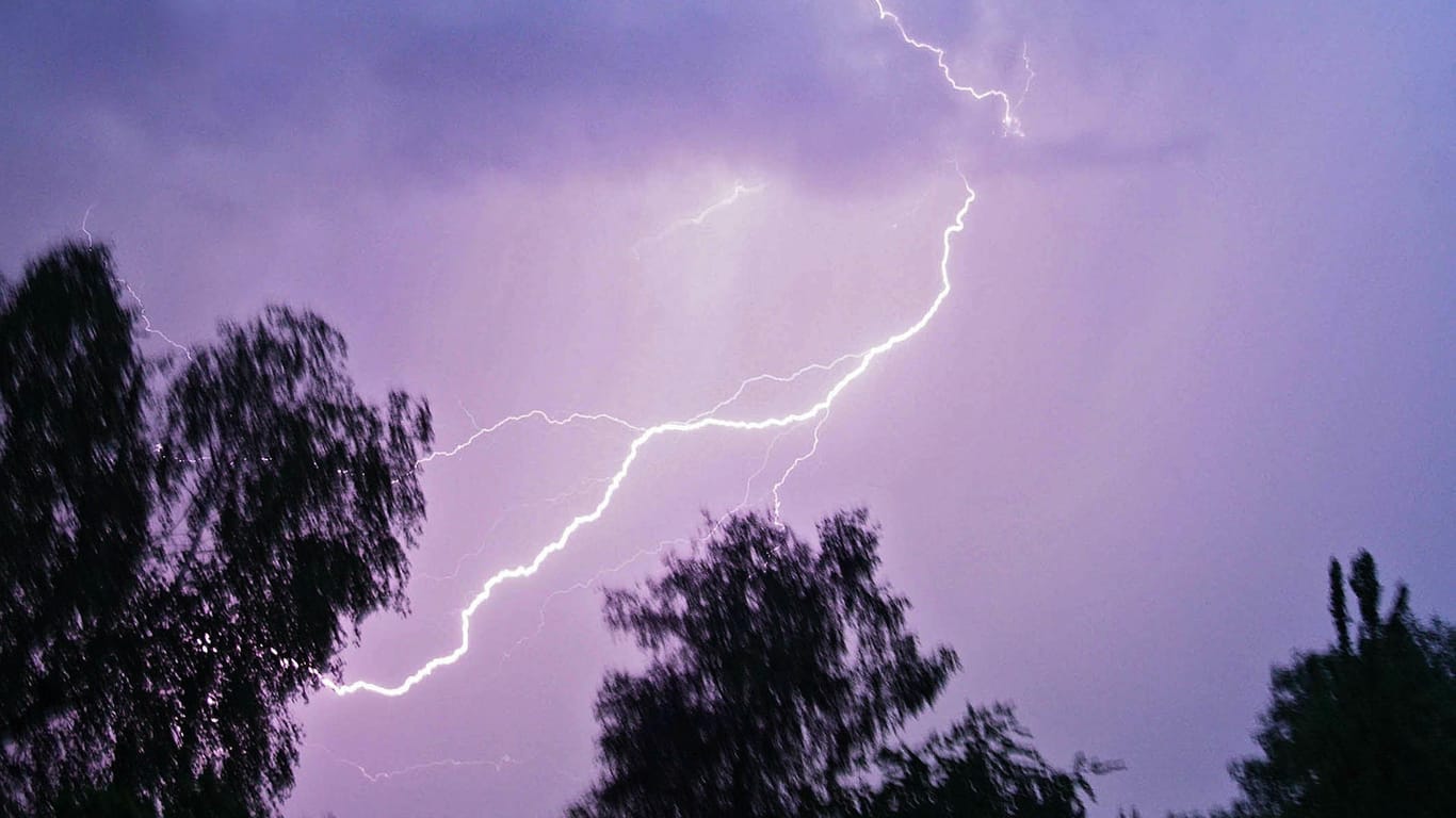 Blitz und Donner: Viele Menschen wissen nicht, wie sie sich am besten während eines Gewitters verhalten.