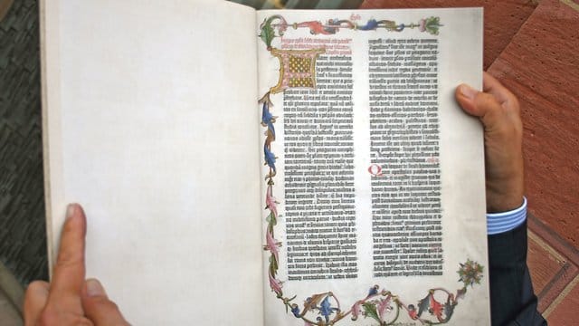 Die Reproduktion der Gutenberg-Bibel von 1454.