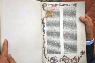 Die Reproduktion der Gutenberg-Bibel von 1454.