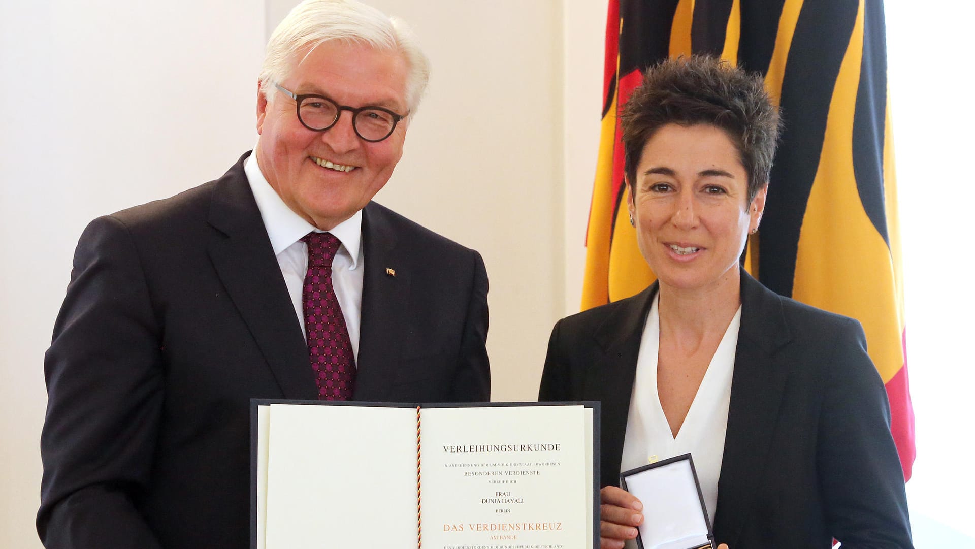 Bundespräsident Frank-Walter Steinmeier und TV-Moderatorin Dunja Hayali: Er überreichte ihr das Bundesverdienstkreuz. Bundespräsident Frank-Walter Steinmeier und TV-Moderatorin Dunja Hayali: Er überreichte ihr das Bundesverdienstkreuz.