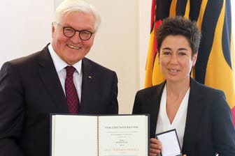 Bundespräsident Frank-Walter Steinmeier und TV-Moderatorin Dunja Hayali: Er überreichte ihr das Bundesverdienstkreuz.