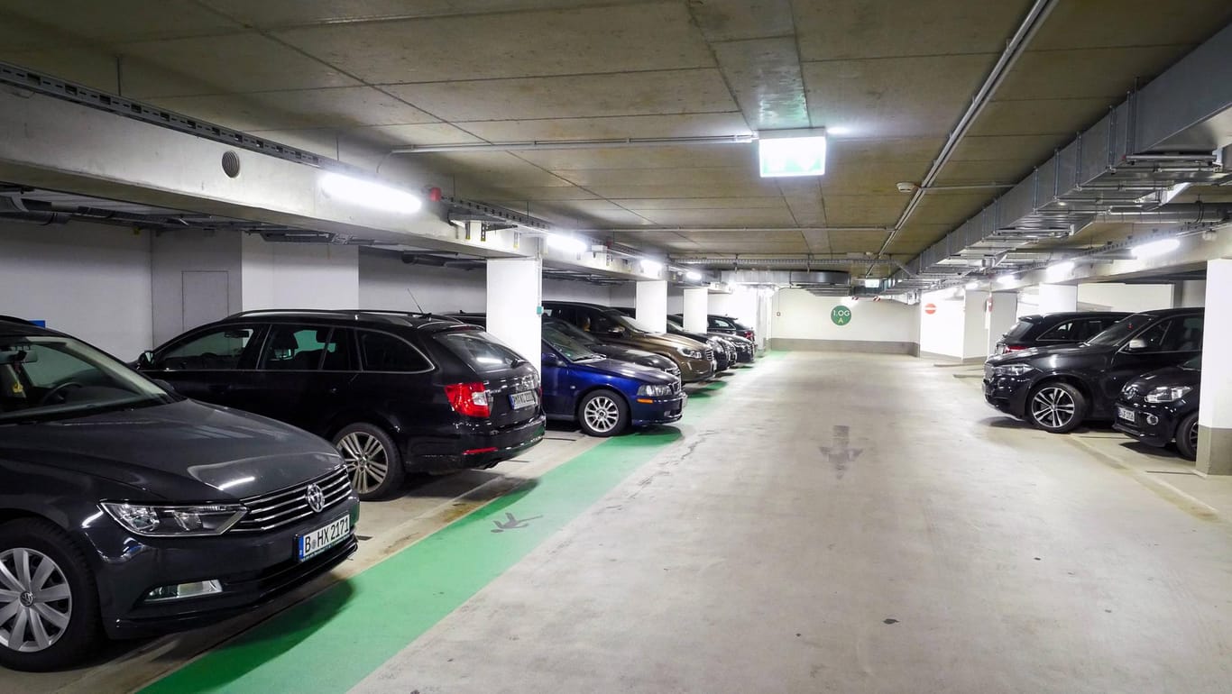 Breite Autos in einem Parkhaus: Sind Fahrer kleinerer Autos durch SUVs benachteiligt?