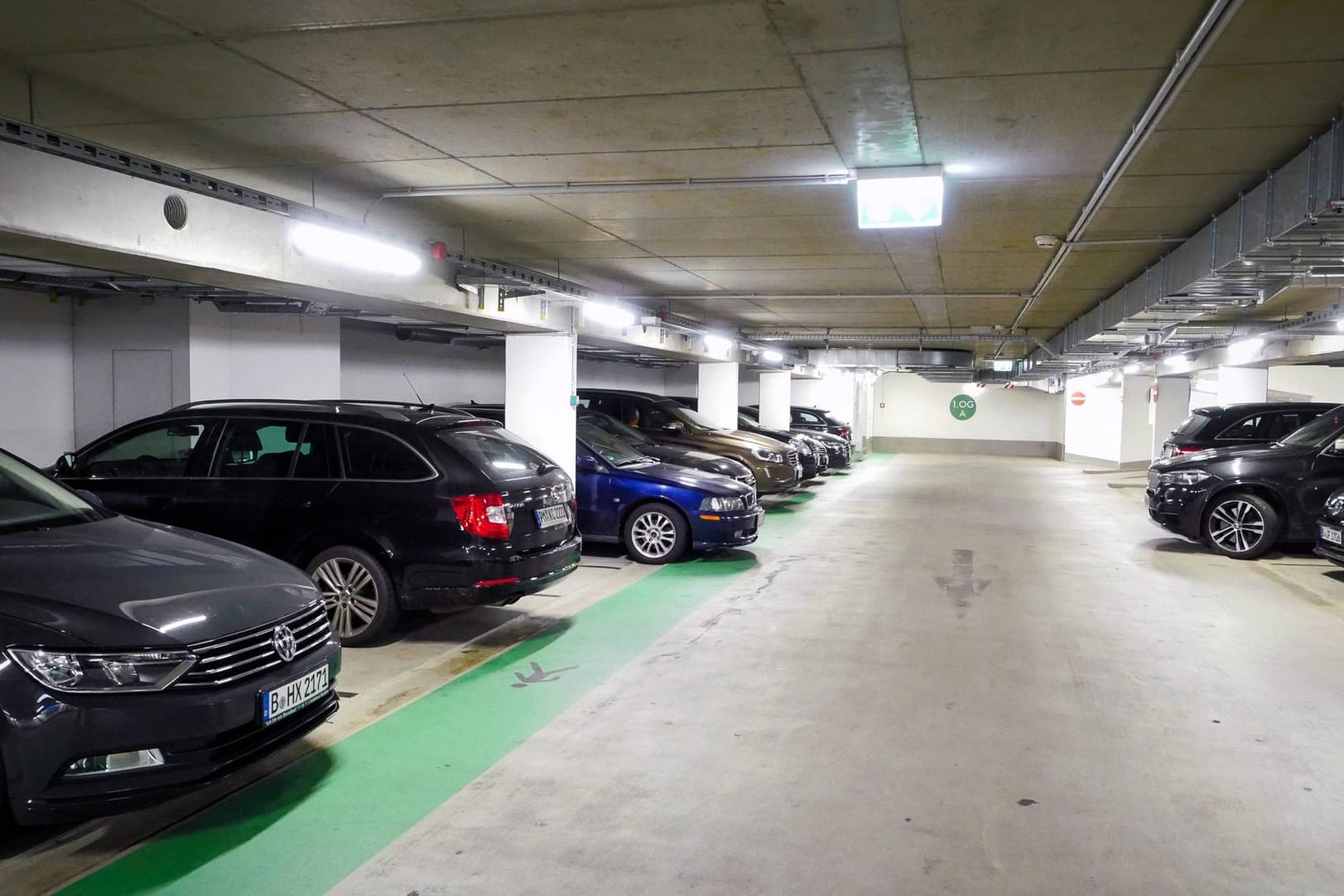 Breite Autos in einem Parkhaus: Sind Fahrer kleinerer Autos durch SUVs benachteiligt?