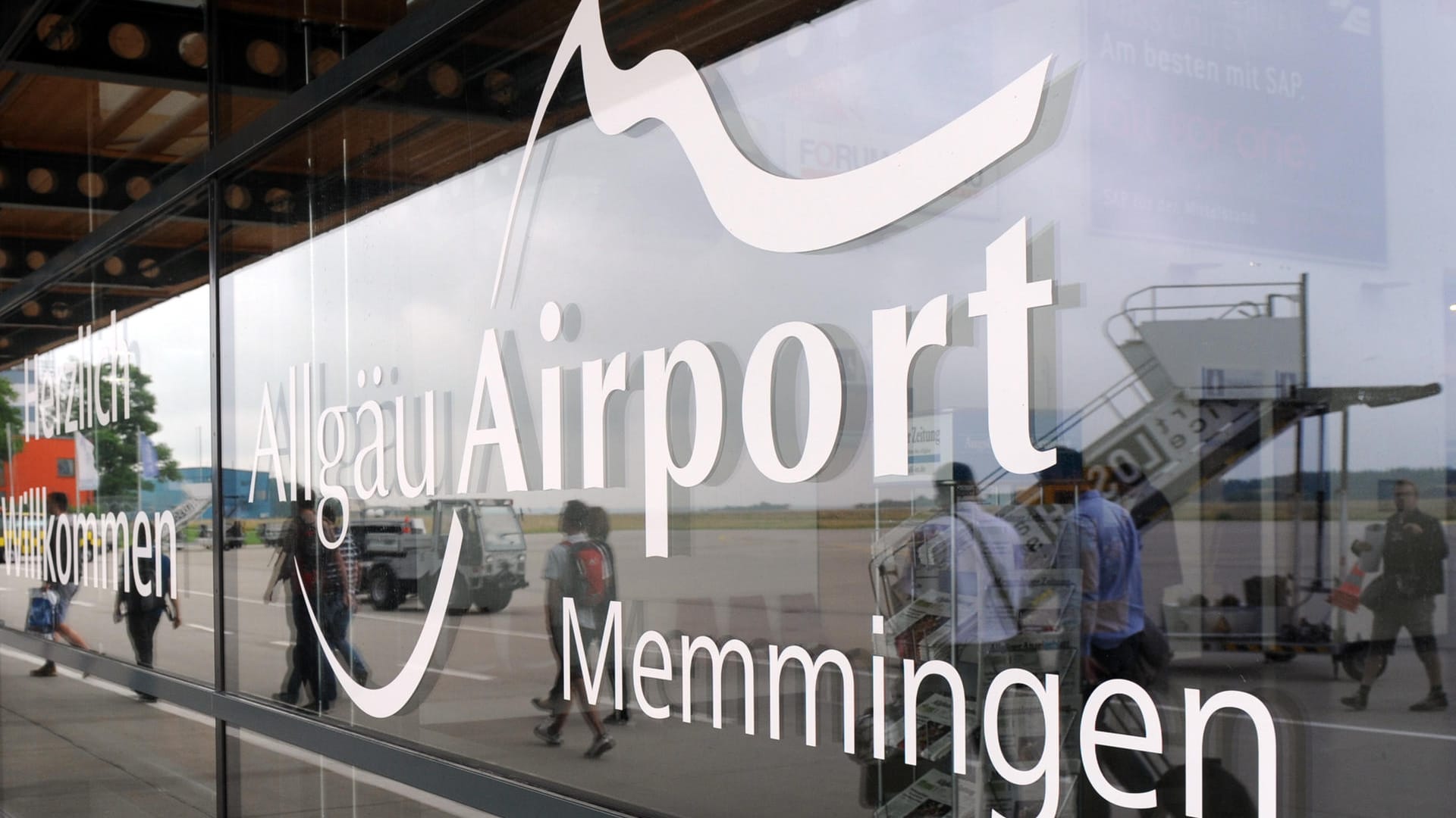 Der Allgäu Airport im bayerischen Memmingen: Einige Eltern und Lehrer kritisieren, dass die Polizei unter anderem an diesem Flughafen Schulschwänzer abgefangen hat. Der Allgäu Airport im bayerischen Memmingen: Einige Eltern und Lehrer kritisieren, dass die Polizei unter anderem an diesem Flughafen Schulschwänzer abgefangen hat.