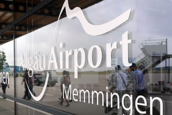 Der Allgäu Airport im bayerischen Memmingen: Einige Eltern und Lehrer kritisieren, dass die Polizei unter anderem an diesem Flughafen Schulschwänzer abgefangen hat.