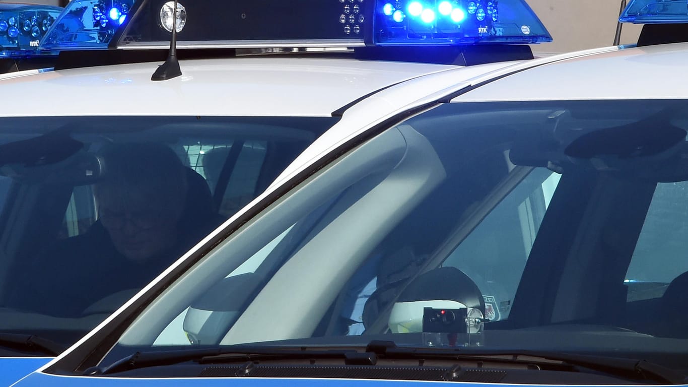 Polizeifahrzeuge mit eingeschaltetem Blaulicht: Die Polizei nahm den Fahrer des Unfallfahrzeugs fest. (Symbolbild)