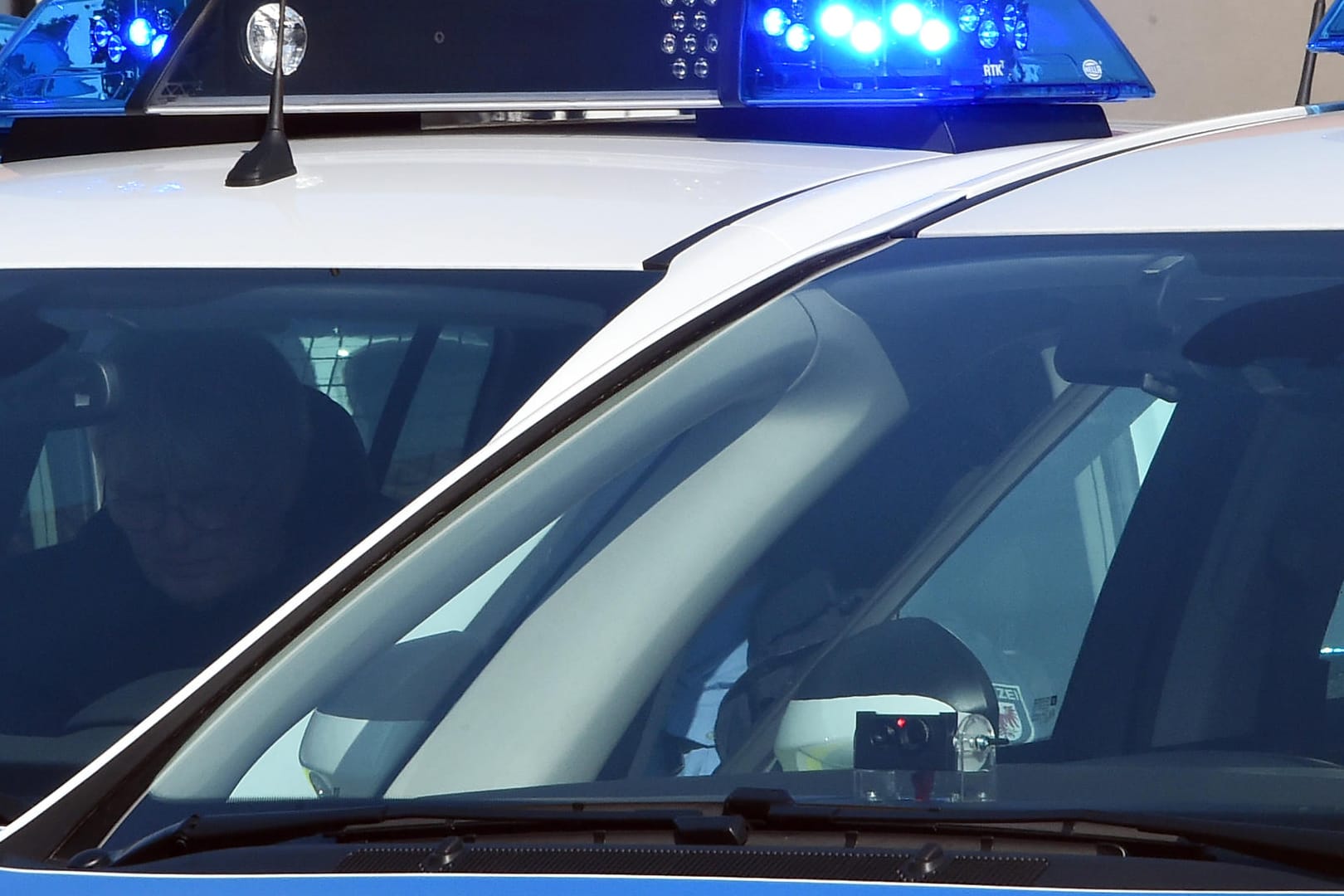 Polizeifahrzeuge mit eingeschaltetem Blaulicht: Die Polizei nahm den Fahrer des Unfallfahrzeugs fest. (Symbolbild)