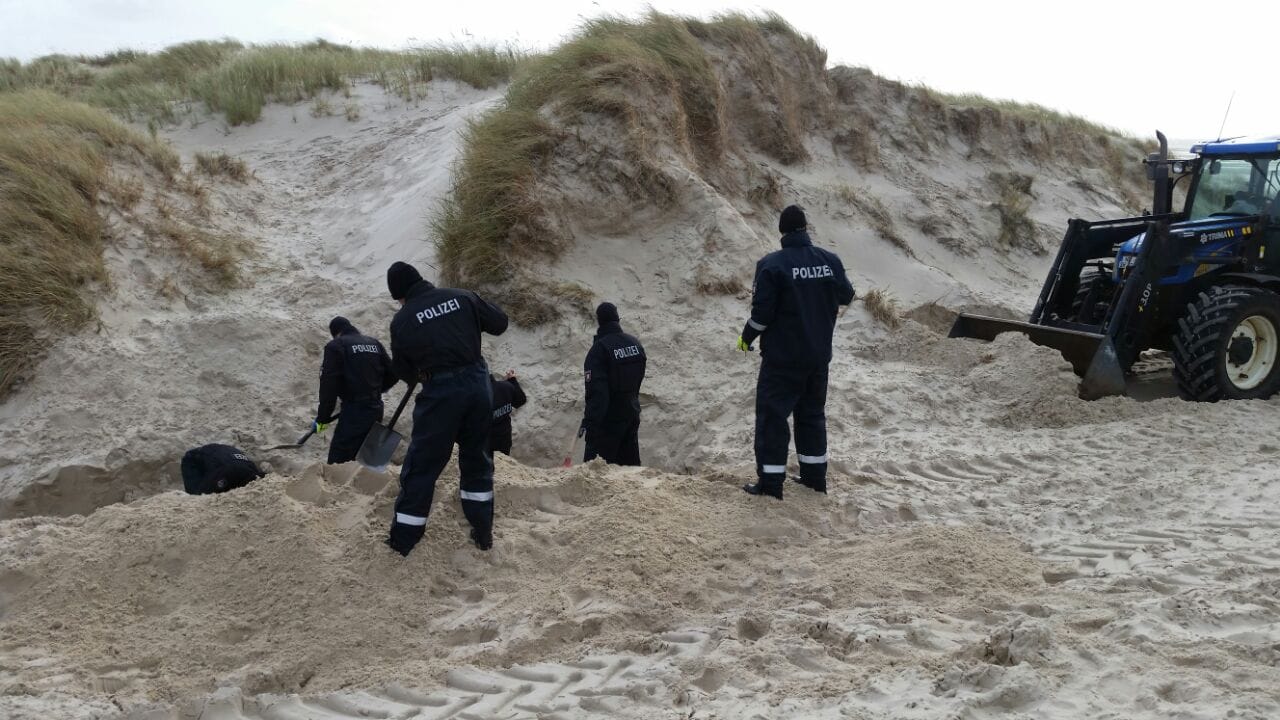 Polizisten des Technischen Zuges und der Bereitschaftspolizei suchen im Oktober 2017 auf der Insel Amrum nach einer Leiche: Erst nach Monaten wurde der Tote gefunden. (Archivbild) Polizisten des Technischen Zuges und der Bereitschaftspolizei suchen im Oktober 2017 auf der Insel Amrum nach einer Leiche: Erst nach Monaten wurde der Tote gefunden. (Archivbild)