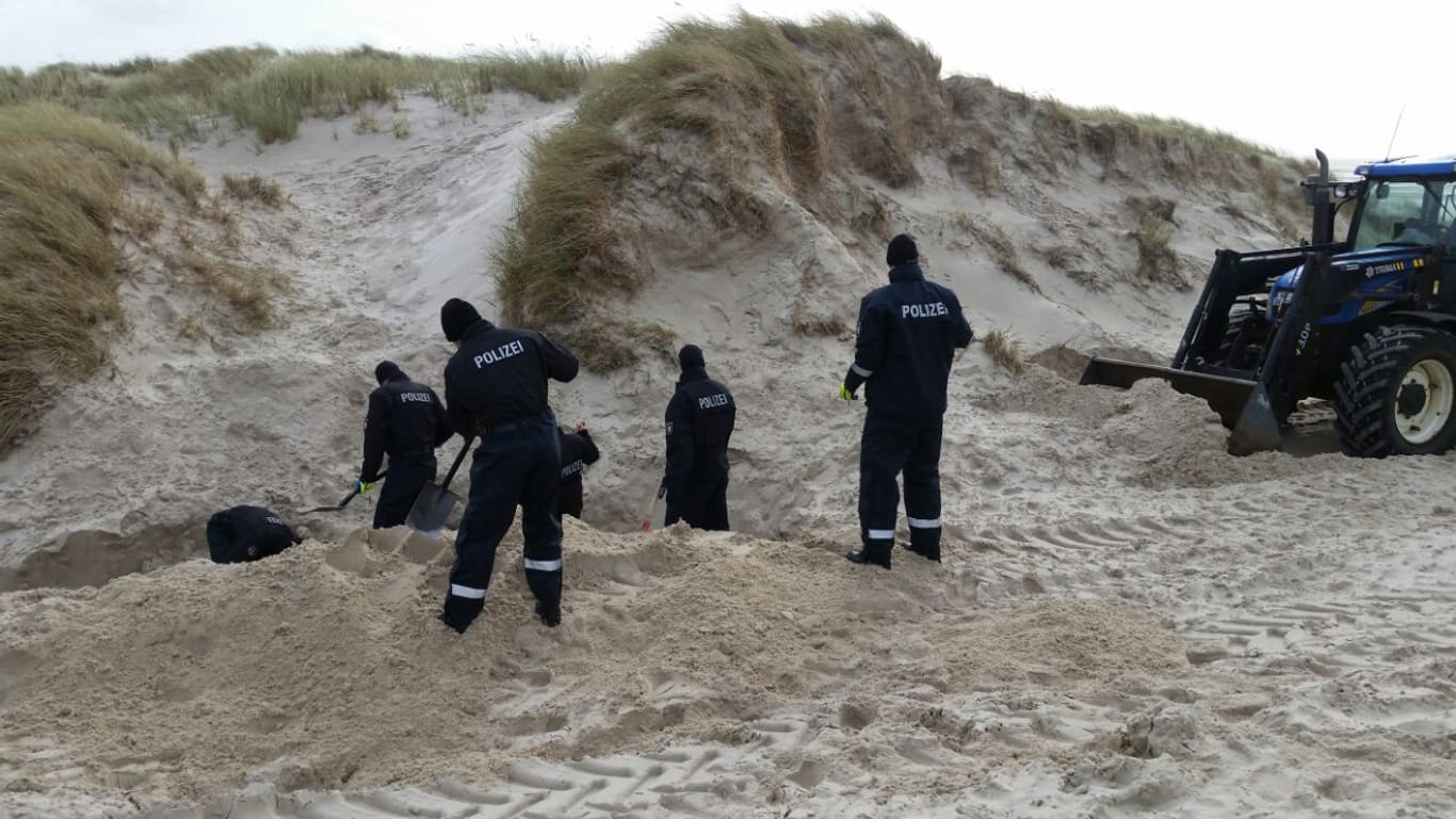 Polizisten des Technischen Zuges und der Bereitschaftspolizei suchen im Oktober 2017 auf der Insel Amrum nach einer Leiche: Erst nach Monaten wurde der Tote gefunden. (Archivbild)