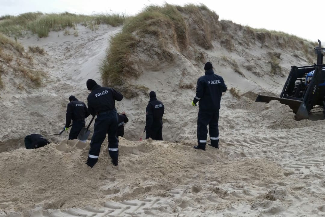 Polizisten des Technischen Zuges und der Bereitschaftspolizei suchen im Oktober 2017 auf der Insel Amrum nach einer Leiche: Erst nach Monaten wurde der Tote gefunden. (Archivbild)