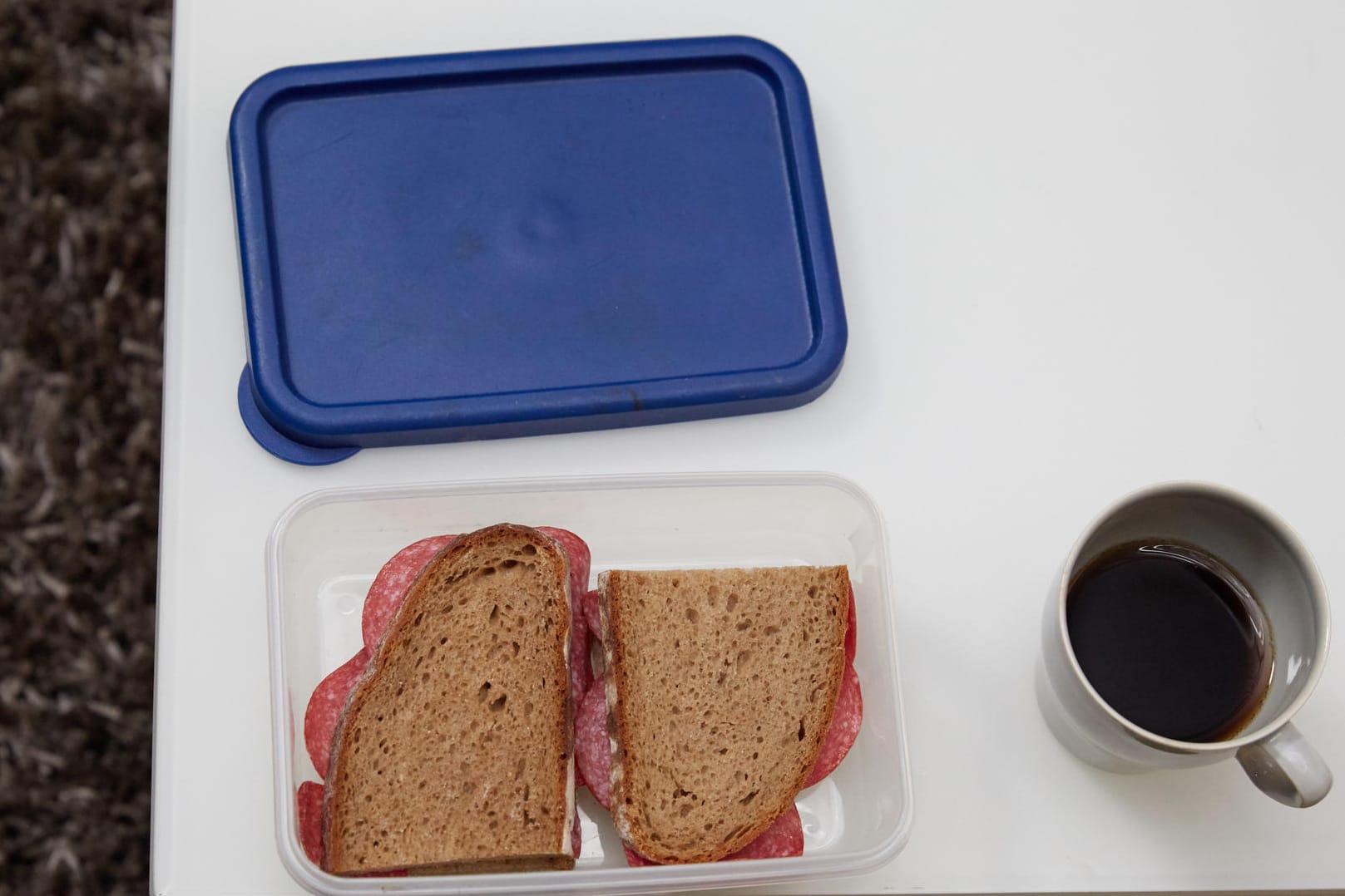 Pausenbrot: Ein Mitarbeiter entdeckte zu seinem Glück frühzeitig eine komische Substanz auf seinem Brot und verhinderte so eine Vergiftung. (Archivbild)