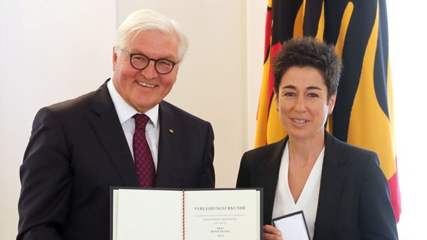 Bundespräsident Frank-Walter Steinmeier verlieh TV-Moderatorin Dunja Hayali das Bundesverdienstkreuz.