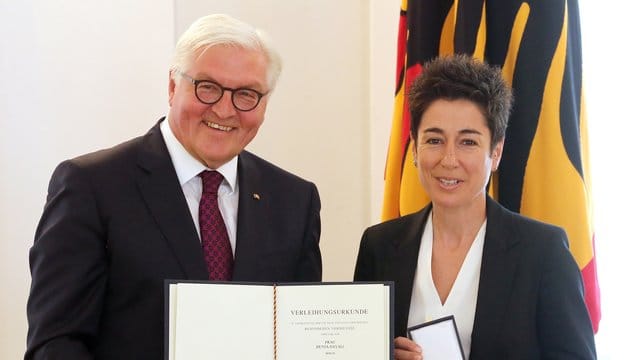 Bundespräsident Frank-Walter Steinmeier verlieh TV-Moderatorin Dunja Hayali das Bundesverdienstkreuz.