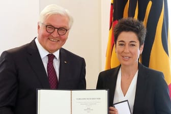Bundespräsident Frank-Walter Steinmeier verlieh TV-Moderatorin Dunja Hayali das Bundesverdienstkreuz.