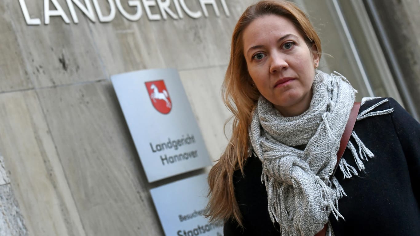 Katharina Schmidt Anfang des Jahres vor dem Landgericht in Hannover: Sie hat sich in Deutschland und Tunesien das alleinige Sorgerecht erstritten .