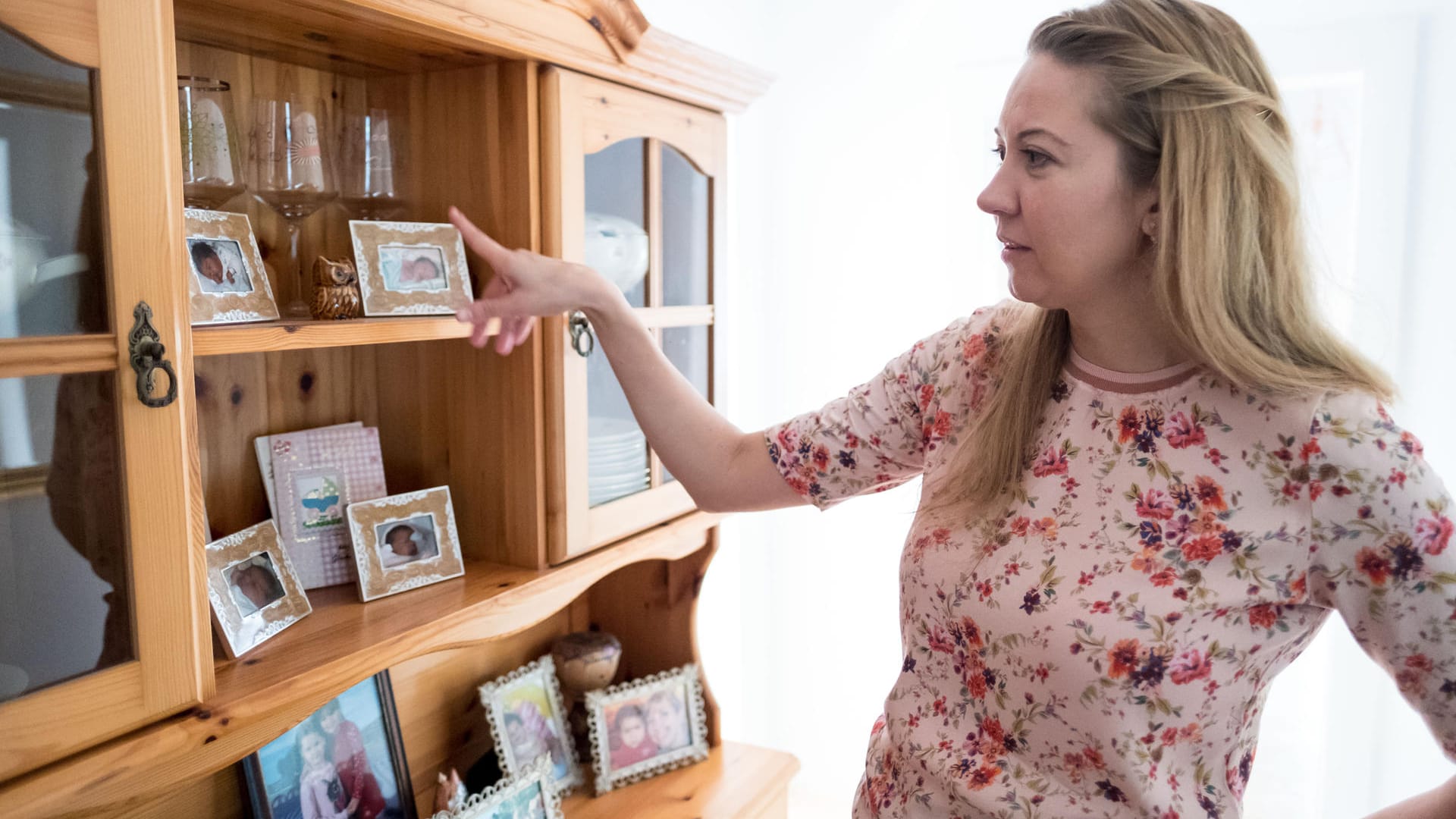 Mutter Katharina Schmidt zeigt im Herbst 2017 in ihrer Wohnung Fotos der Mädchen: Die Kinder müssen Deutschland nun wiederentdecken.