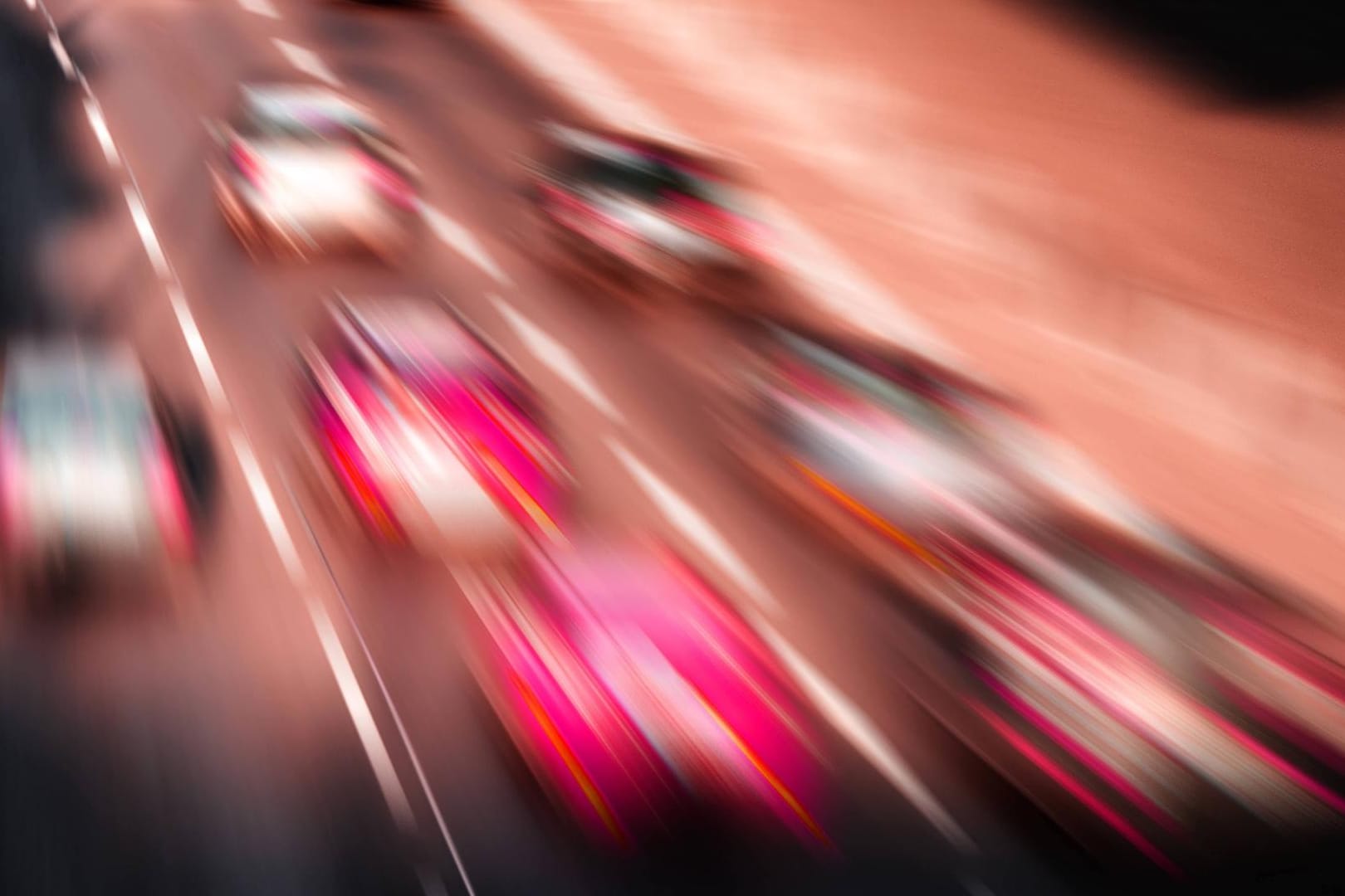 Rasende Autos: Der Tacho von zwei Autofahrern zeigte innerorts zeitweise bis zu 160 km/h. (Symbolbild)