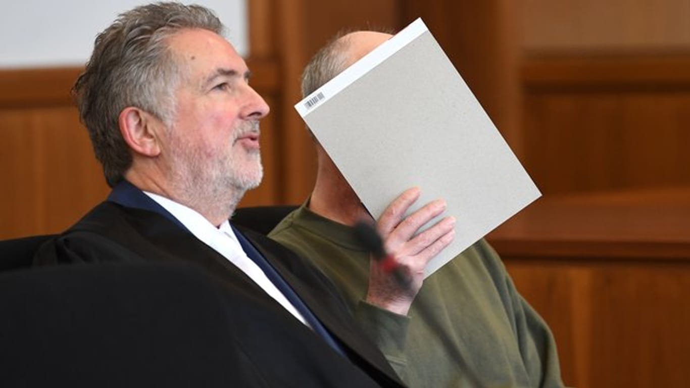 Der Angeklagte (r) neben seinem Verteidiger Michael Aßhauer auf der Anklagebank des Landgerichts in Hagen.