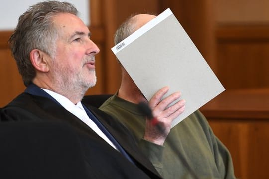 Der Angeklagte (r) neben seinem Verteidiger Michael Aßhauer auf der Anklagebank des Landgerichts in Hagen.