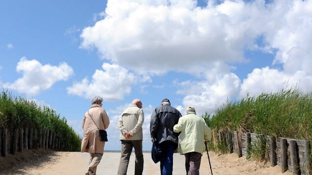 Vier ältere Urlauber am Strand der Nordsee. Vier ältere Urlauber am Strand der Nordsee.