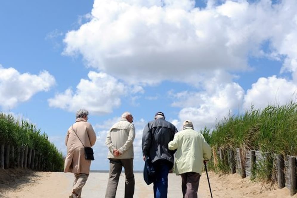 Vier ältere Urlauber am Strand der Nordsee.