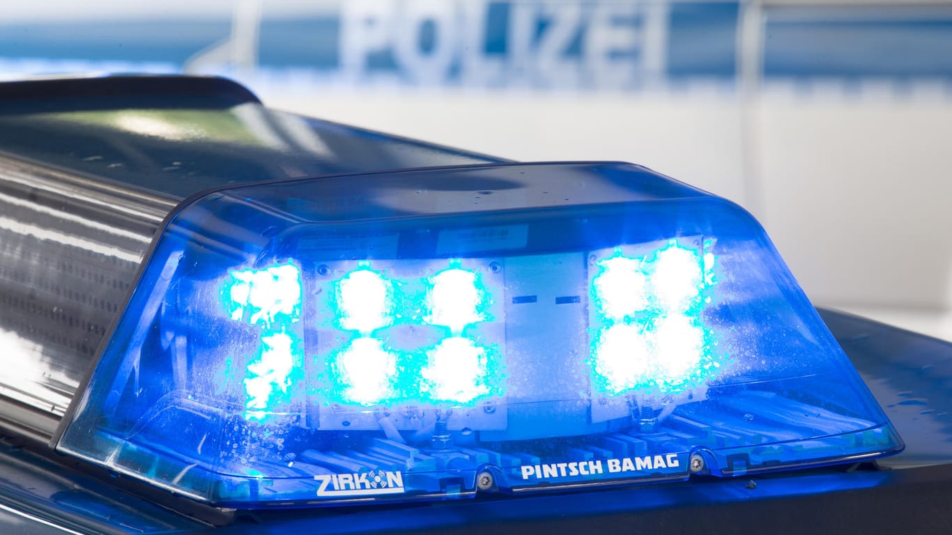 Ein Blaulicht auf dem Dach eines Polizeiwagens: Der Schütze ist polizeibekannt, aber flüchtig. (Symbolbild)