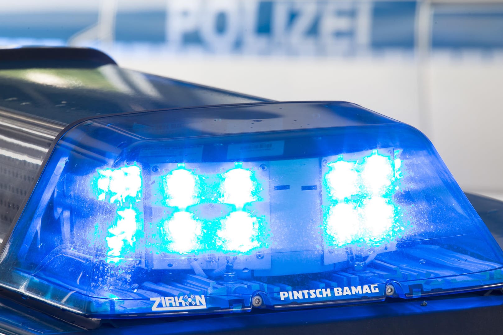 Ein Blaulicht auf dem Dach eines Polizeiwagens: Der Schütze ist polizeibekannt, aber flüchtig. (Symbolbild)