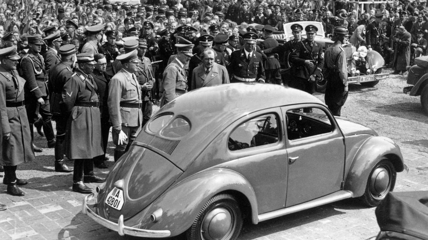 Nach der Grundsteinlegung nimmt Adolf Hitler am 26.05.1938 im Volkswagenwerk in der Nähe von Fallersleben einen Volkswagen "Käfer" in Augenschein.