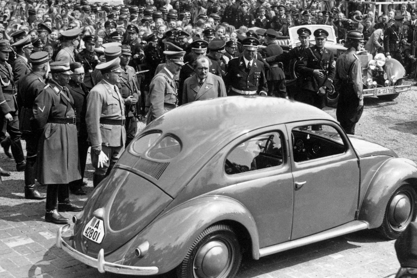 Nach der Grundsteinlegung nimmt Adolf Hitler am 26.05.1938 im Volkswagenwerk in der Nähe von Fallersleben einen Volkswagen "Käfer" in Augenschein.