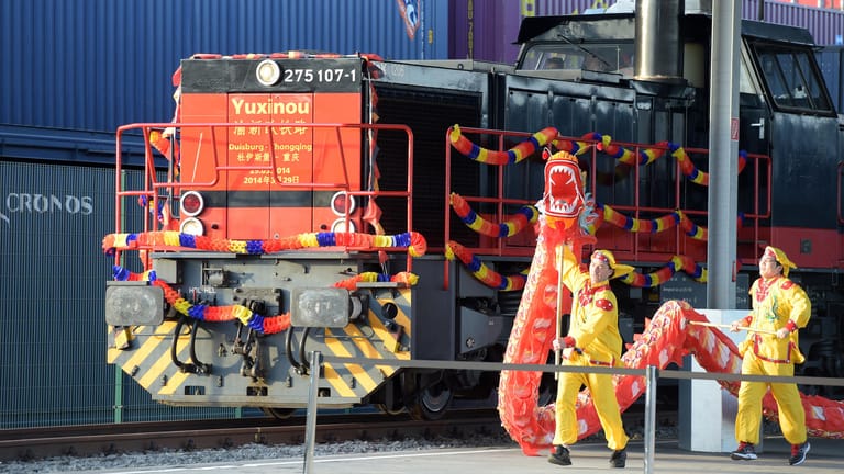 Der "Yuxinou"-Zug fährt 2014 in Duisburg ein: Die Verbindung nach China soll der hoch verschuldeten Stadt helfen.
