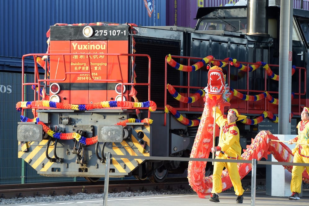 Der "Yuxinou"-Zug fährt 2014 in Duisburg ein: Die Verbindung nach China soll der hoch verschuldeten Stadt helfen.