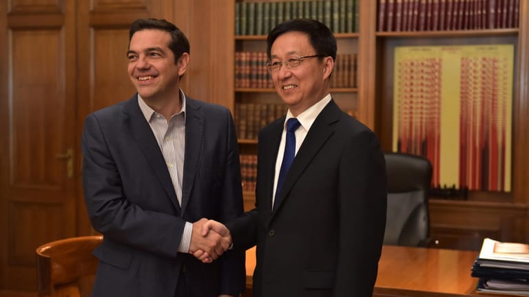 Der griechische Premierminister Alexis Tsipras (l.) und Han Zheng, Gesandter der Kommunistischen Partei Chinas: Im Hafen von Piräus ist eine chinesische Gesellschaft aktiv.