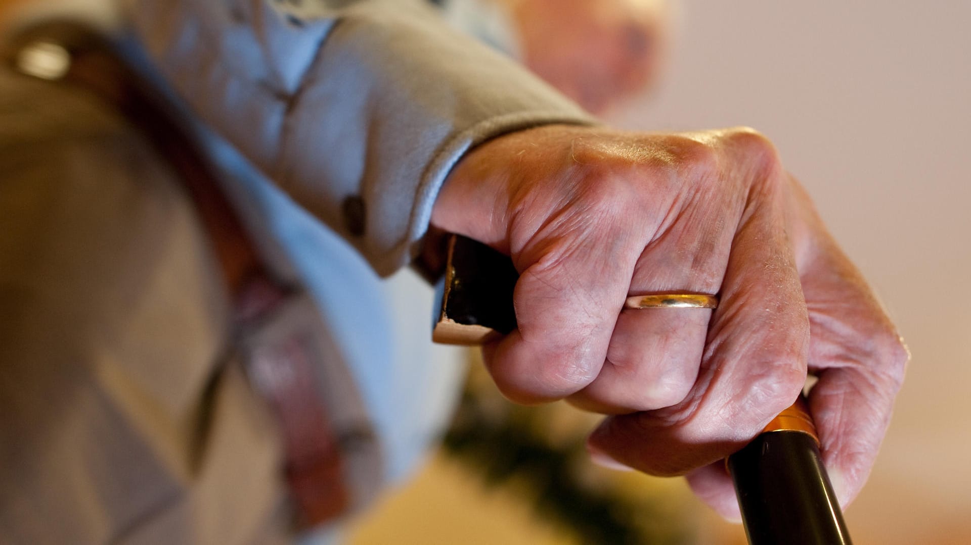 Ein Mann stützt sich auf einen Gehstock: Das angegriffene Mädchen klagte anschließend über Schmerzen. (Symbolbild) Ein Mann stützt sich auf einen Gehstock: Das angegriffene Mädchen klagte anschließend über Schmerzen. (Symbolbild)