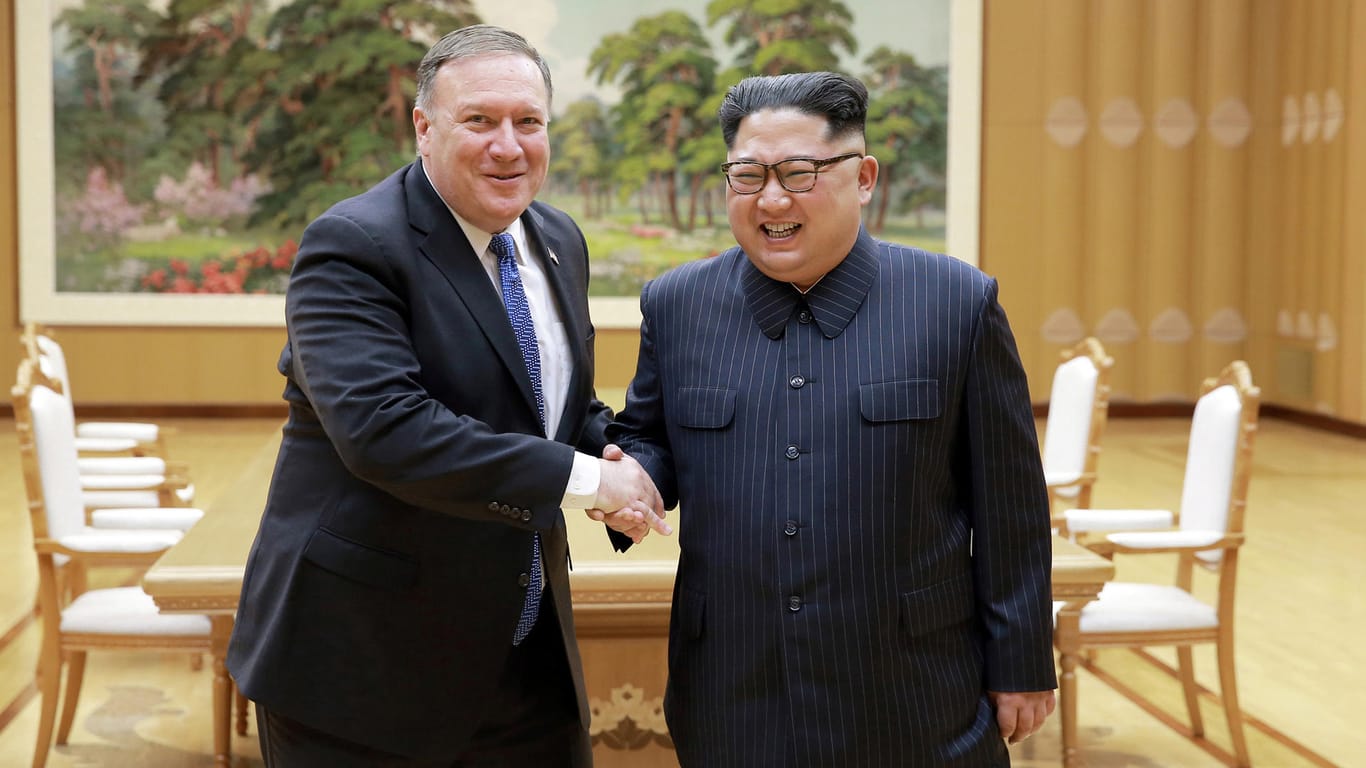 US-Außenminister Mike Pompeo (links) und Nordkoreas Machthaber Kim Jong Un: Beide hatten sich schon mehrfach getroffen, um das Treffen Kims mit US-Präsident Donald Trump vorzubereiten.