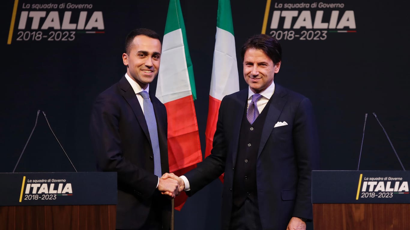 Luigi Di Maio (links), der Chef der 5-Sterne-Bewegung, mit Giuseppe Conte, der Regierungschef Italiens werden soll: Die Kritik aus Europa und Deutschland ist groß.