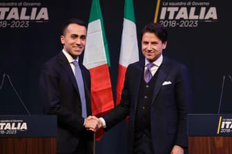 Luigi Di Maio (links), der Chef der 5-Sterne-Bewegung, mit Giuseppe Conte, der Regierungschef Italiens werden soll: Die Kritik aus Europa und Deutschland ist groß.