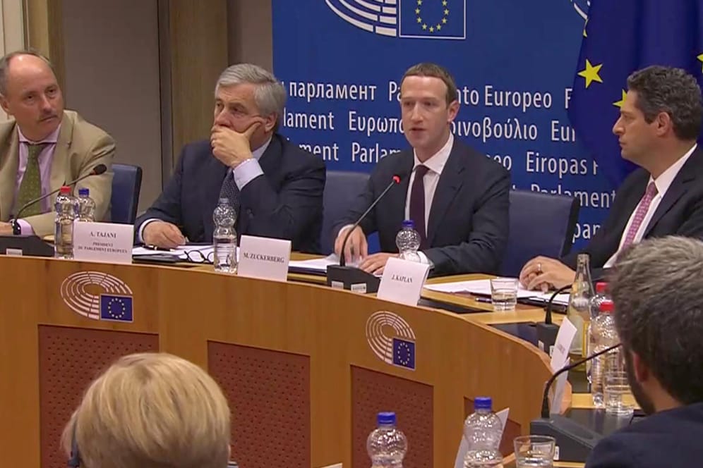 Facebook-Chef Mark Zuckerberg beantwortet - zumindest teilweise - die Fragen der EU-Parlamentarier.