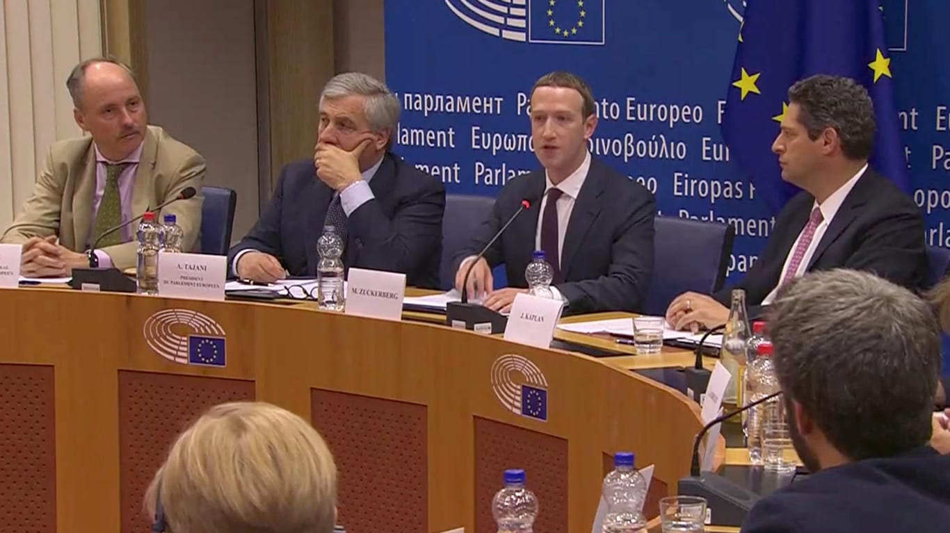 Facebook-Chef Mark Zuckerberg beantwortet - zumindest teilweise - die Fragen der EU-Parlamentarier.