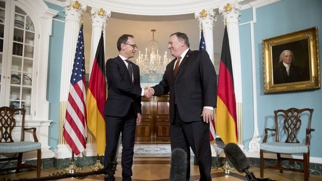 US-Außenminister Mike Pompeo (l) begrüßt seinen deutschen Amtskollegen Heiko Maas in Washington. US-Außenminister Mike Pompeo (l) begrüßt seinen deutschen Amtskollegen Heiko Maas in Washington.