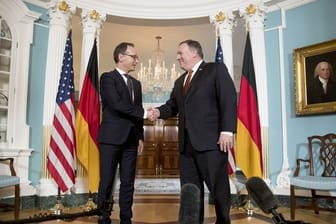 US-Außenminister Mike Pompeo (l) begrüßt seinen deutschen Amtskollegen Heiko Maas in Washington.