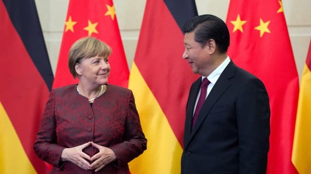 Herbst 2015: Chinas Staatschef Xi Jinping begrüßt Kanzlerin Angela Merkel in Peking. Herbst 2015: Chinas Staatschef Xi Jinping begrüßt Kanzlerin Angela Merkel in Peking.