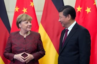 Herbst 2015: Chinas Staatschef Xi Jinping begrüßt Kanzlerin Angela Merkel in Peking.