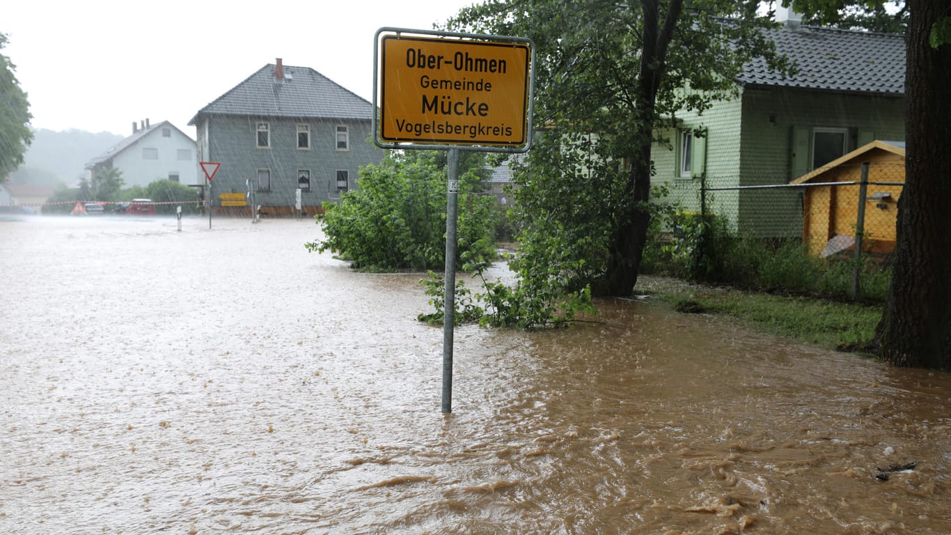 Unter Wasser: In Hessen war die Ortschaft Ober-Ohmen nach dem Unwetter überflutet.