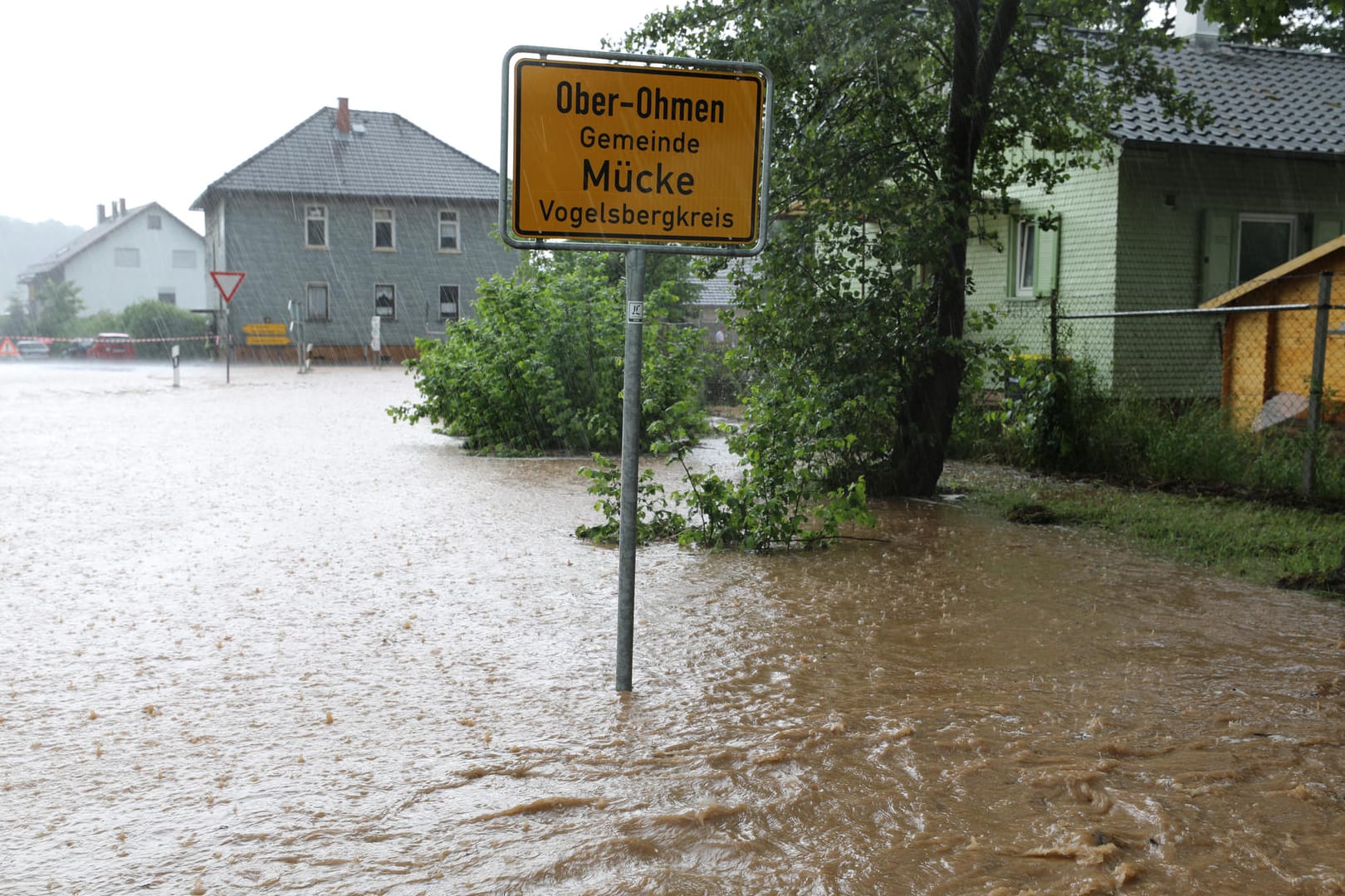 Unter Wasser: In Hessen war die Ortschaft Ober-Ohmen nach dem Unwetter überflutet.