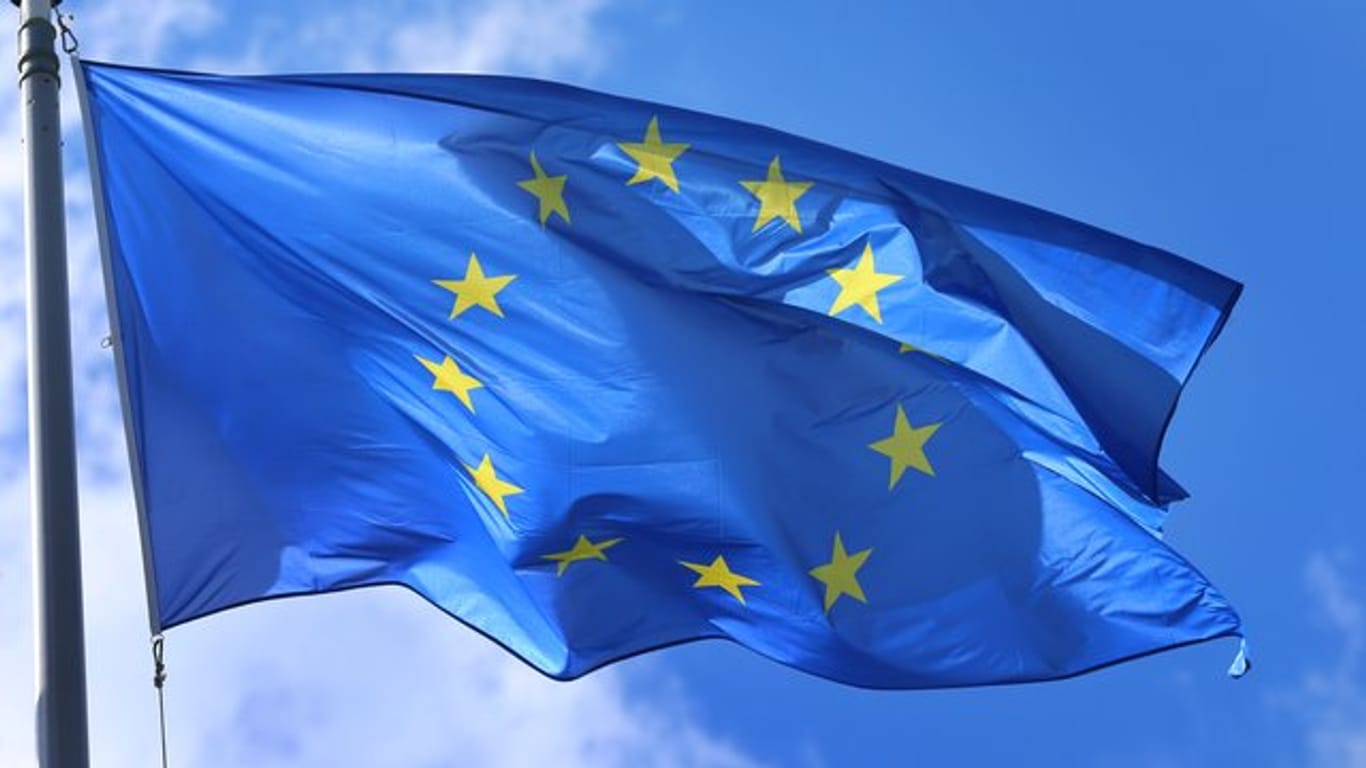 Eine Europafahne weht vor dem Europäischen Parlament in Straßburg.