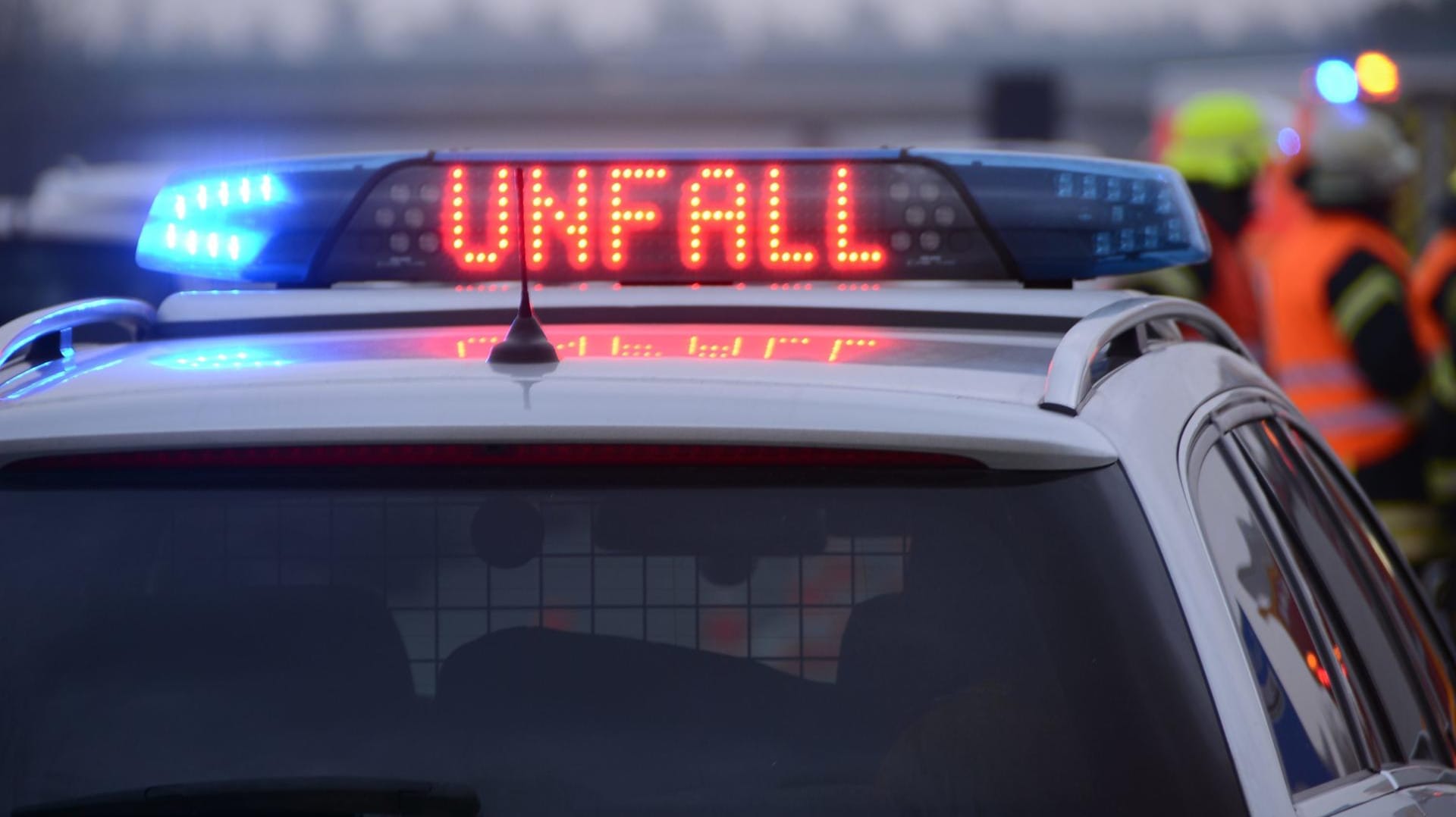 Polizei bei einem Unfall: Zwei Autos in NRW sind frontal zusammengestoßen. (Symbolbild) Polizei bei einem Unfall: Zwei Autos in NRW sind frontal zusammengestoßen. (Symbolbild)