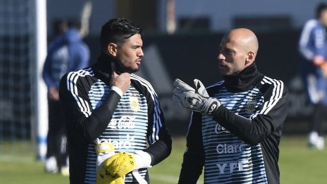 Argentinien muss bei der WM auf Torwart Sergio Romero (l) verzichten.