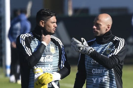 Argentinien muss bei der WM auf Torwart Sergio Romero (l) verzichten.