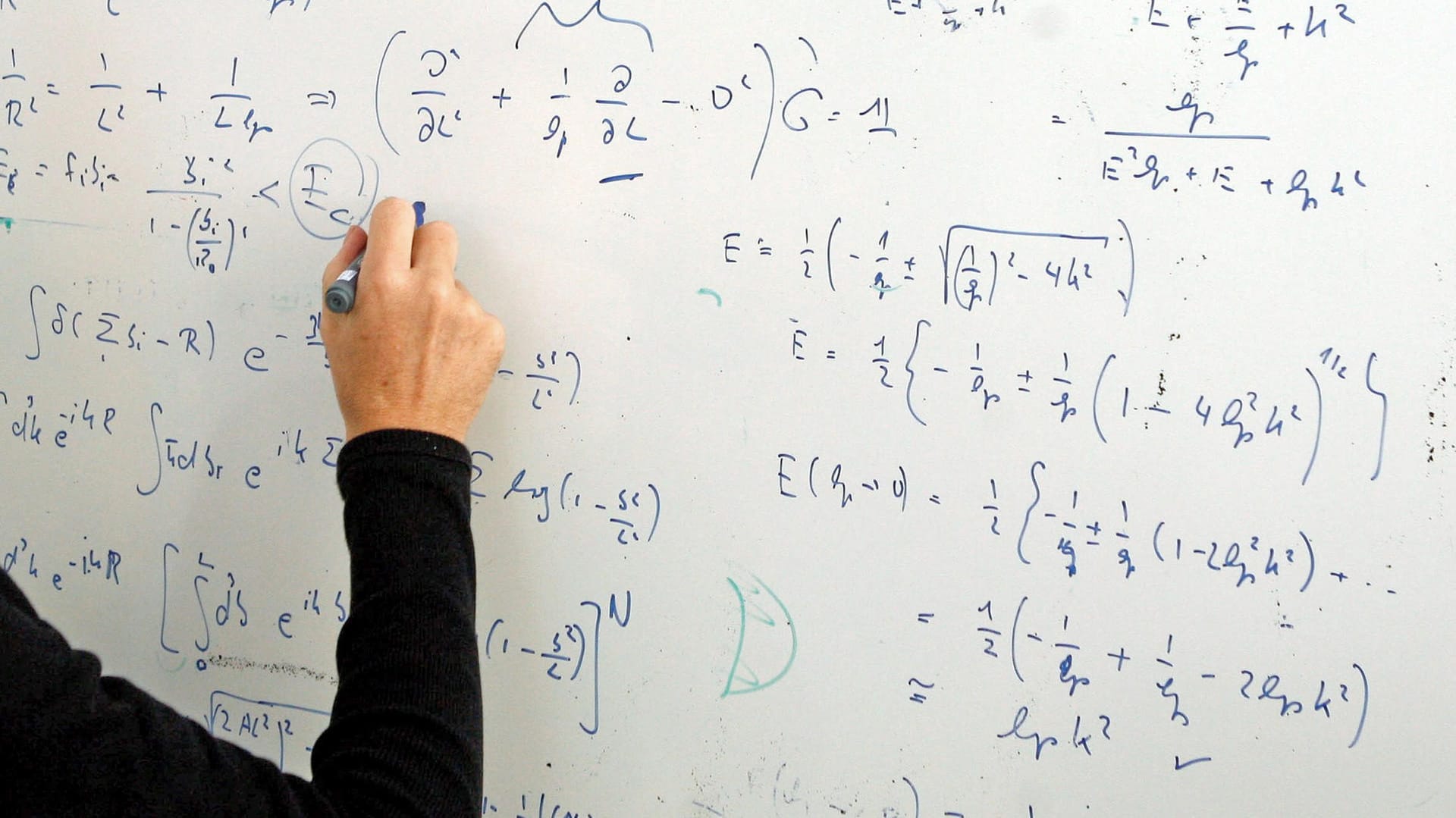 Tafel mit Formeln: Viele Deutsche verstehen die Mathematik der Algorithmen nicht. (Symbolbild) Tafel mit Formeln: Viele Deutsche verstehen die Mathematik der Algorithmen nicht. (Symbolbild)