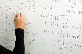 Tafel mit Formeln: Viele Deutsche verstehen die Mathematik der Algorithmen nicht. (Symbolbild)